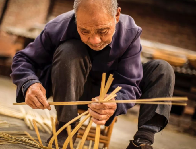 非遺產(chǎn)品走進商圈 老伯阿婆現(xiàn)做現(xiàn)售