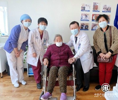  97歲老人于北京愛(ài)爾眼科完成白內(nèi)障手術(shù)重見(jiàn)光明