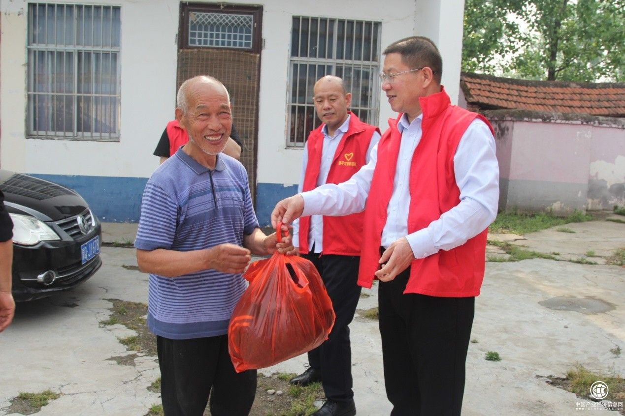  河南遂平：捐衣物獻(xiàn)愛心 用行動(dòng)溫暖身邊人