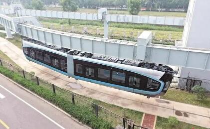 我國首列商用“空軌列車”在中車四方下線