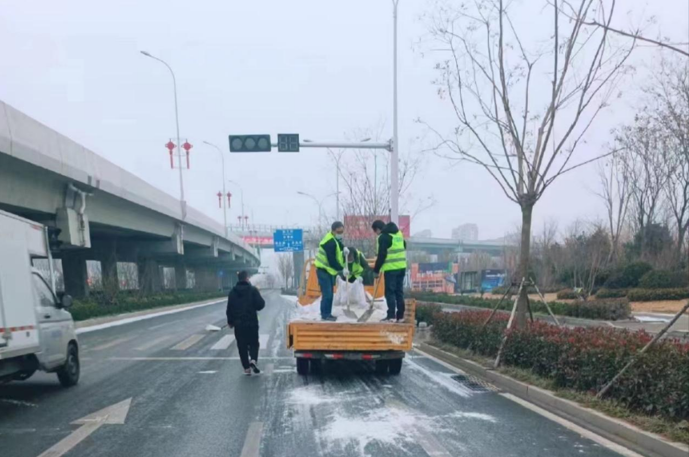 聞雪而動(dòng)，掃雪護(hù)行