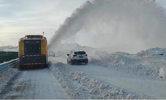 鐵建重工研制的國內(nèi)首臺拋雪機(jī)亮相京新高速