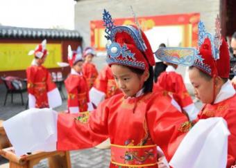 百年唱經(jīng)樓上演“開筆禮” 孩童體驗古代“開學典禮”