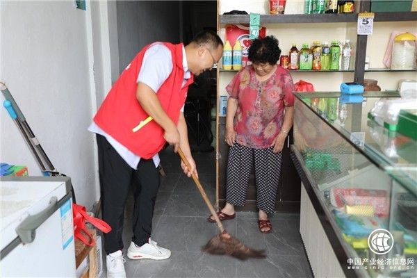 浙江龍港：節(jié)前情系孤寡老人 清潔打掃溫暖人心