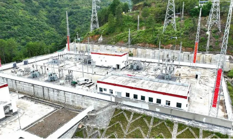 滇藏鐵路麗香段首個牽引變電所送電成功