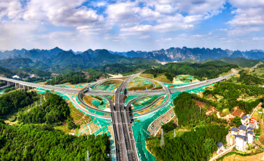 廣西天峨經(jīng)鳳山至巴馬高速公路建成通車