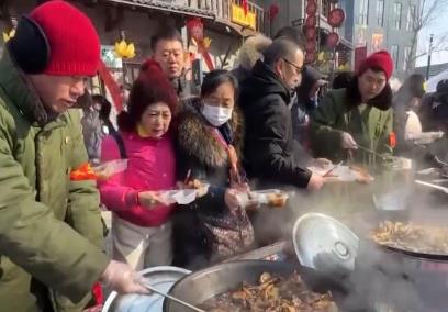 “年貨大集”消費(fèi)熱度不減 特色美食碰撞出濃烈年味兒