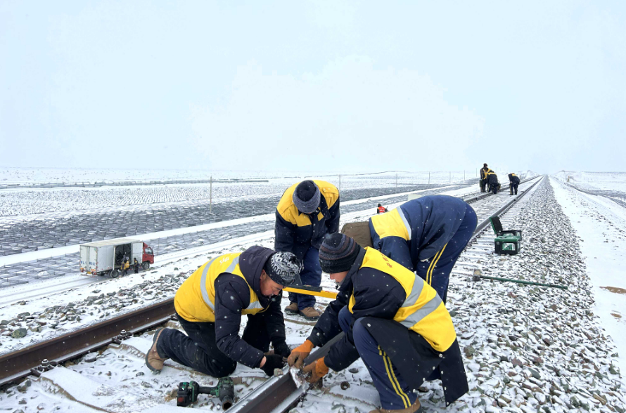 除雪破冰保暢通 中國中鐵助力春運工作平穩(wěn)有序進(jìn)行