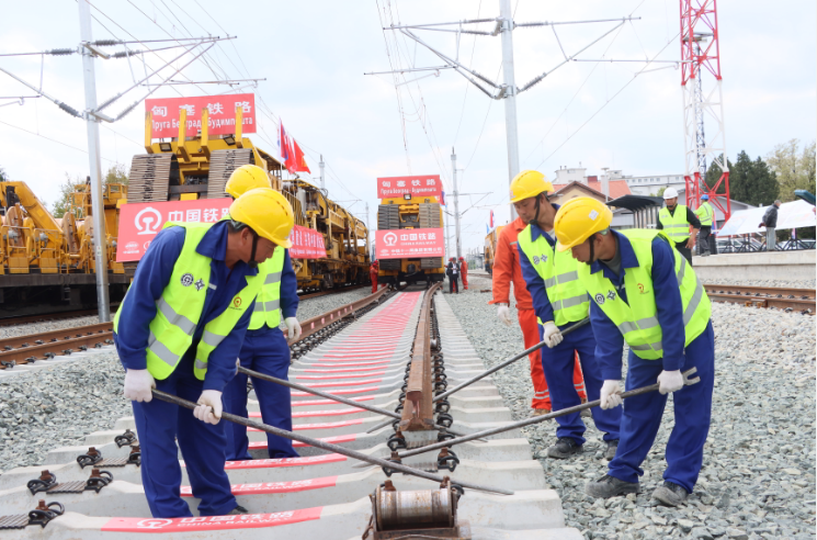 中國(guó)鐵建參與建設(shè)的匈塞鐵路塞爾維亞境內(nèi)諾蘇段鋪軌貫通