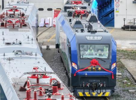 國內(nèi)首臺(tái)新型智能重載電力機(jī)車在湖南株洲下線