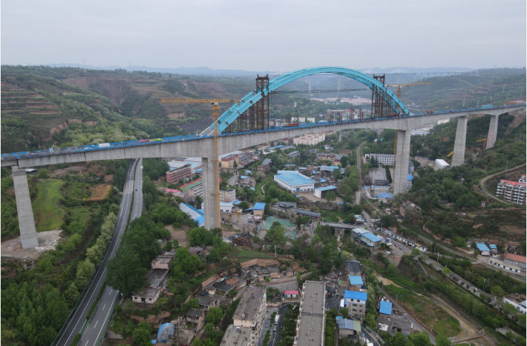 國內無砟軌道最大主跨橋梁鋼管拱成功合龍