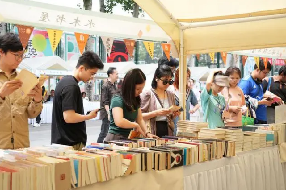 “舊書新知 讀書育人”舊書市集在北京外國語大學舉辦