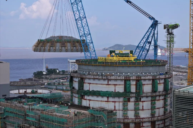 三門(mén)核電3號(hào)機(jī)組核島鋼制安全殼頂封頭順利吊裝就位