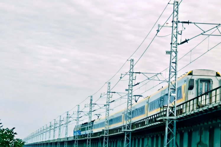 朔黃鐵路黃萬線電氣化改造工程通車運營