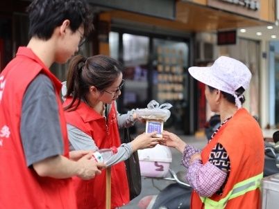 浙江長興：開展送清涼活動 關(guān)愛戶外勞動者