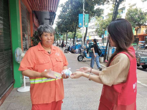 浙江青田：晨贈溫暖午送涼 “香溢”志愿在行動