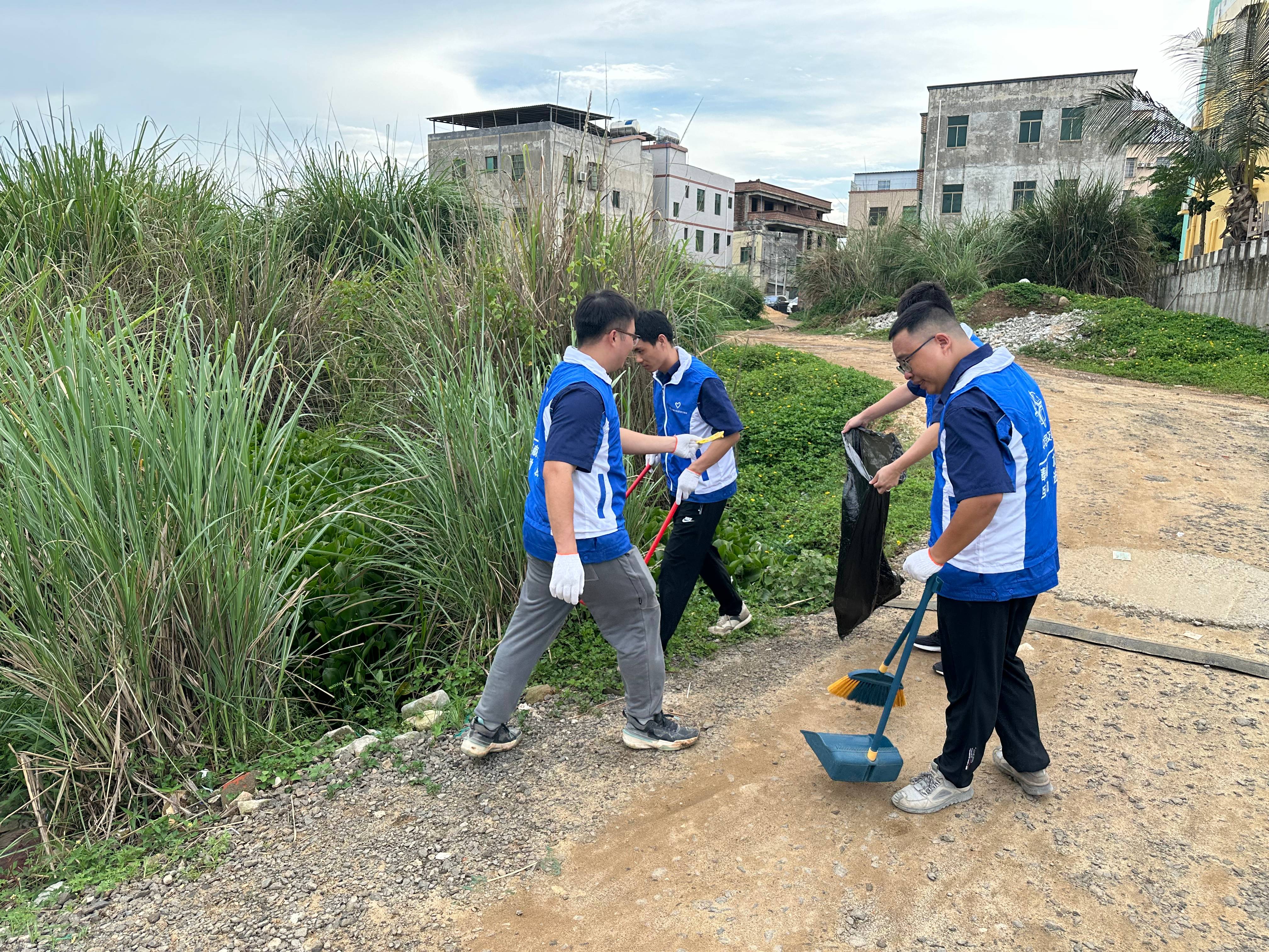 街道上的一抹“中交藍(lán)”海口教育基地項目開展志愿清掃活動