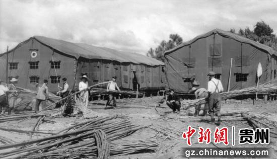 資料圖；水鋼創(chuàng)業(yè)者正在搭建帳篷房。六盤水市委宣傳部供圖